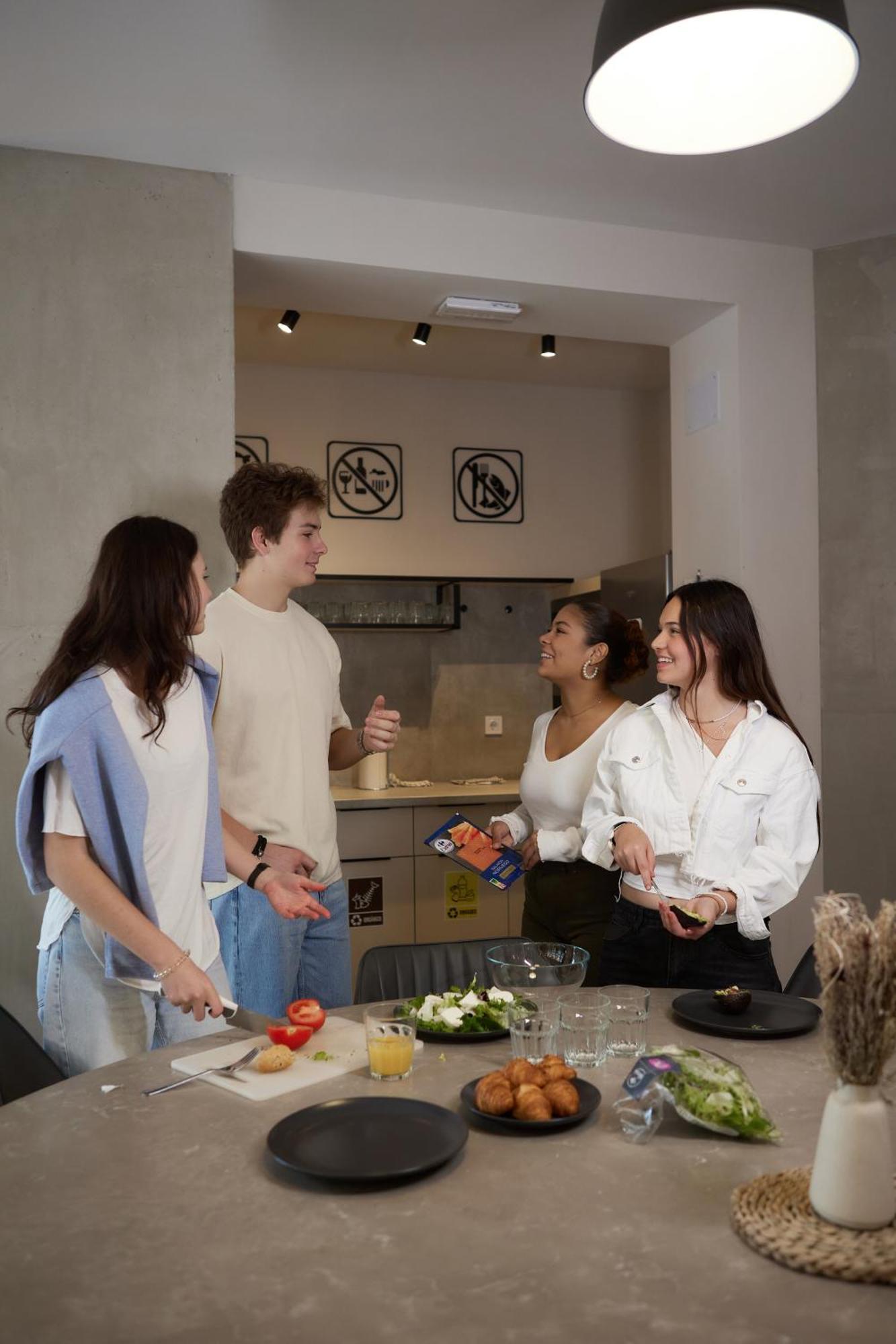 Hostel Dos Estaciones - Free Towels, Coffee & Tea, Remote Check-In Alicante Extérieur photo